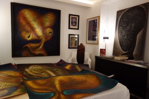 Les œuvres de Chomo dans la chambre de la galerie Rouillac.
