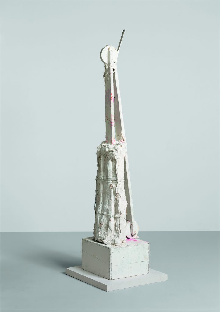 Sans titre (Lexington), 2004 Bois, vis, corde, toile à sac, plâtre, peinture à la résine synthétique 206,5 x 44,5 x 45 cm Cy Twombly Foundation © Cy Twombly Foundation, courtesy Sammlung Udo and Anette Brandhorst